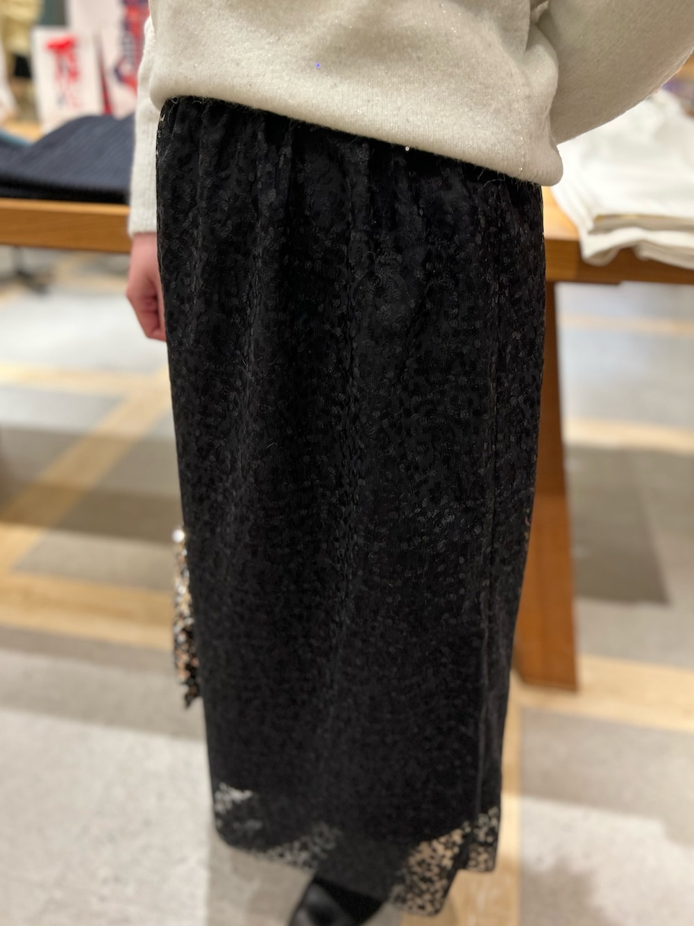 ホワイト系のニット/セーター、ブラック系のスカート、その他のショルダーバッグを着用したレディースの冬コーディネートの8枚目の写真