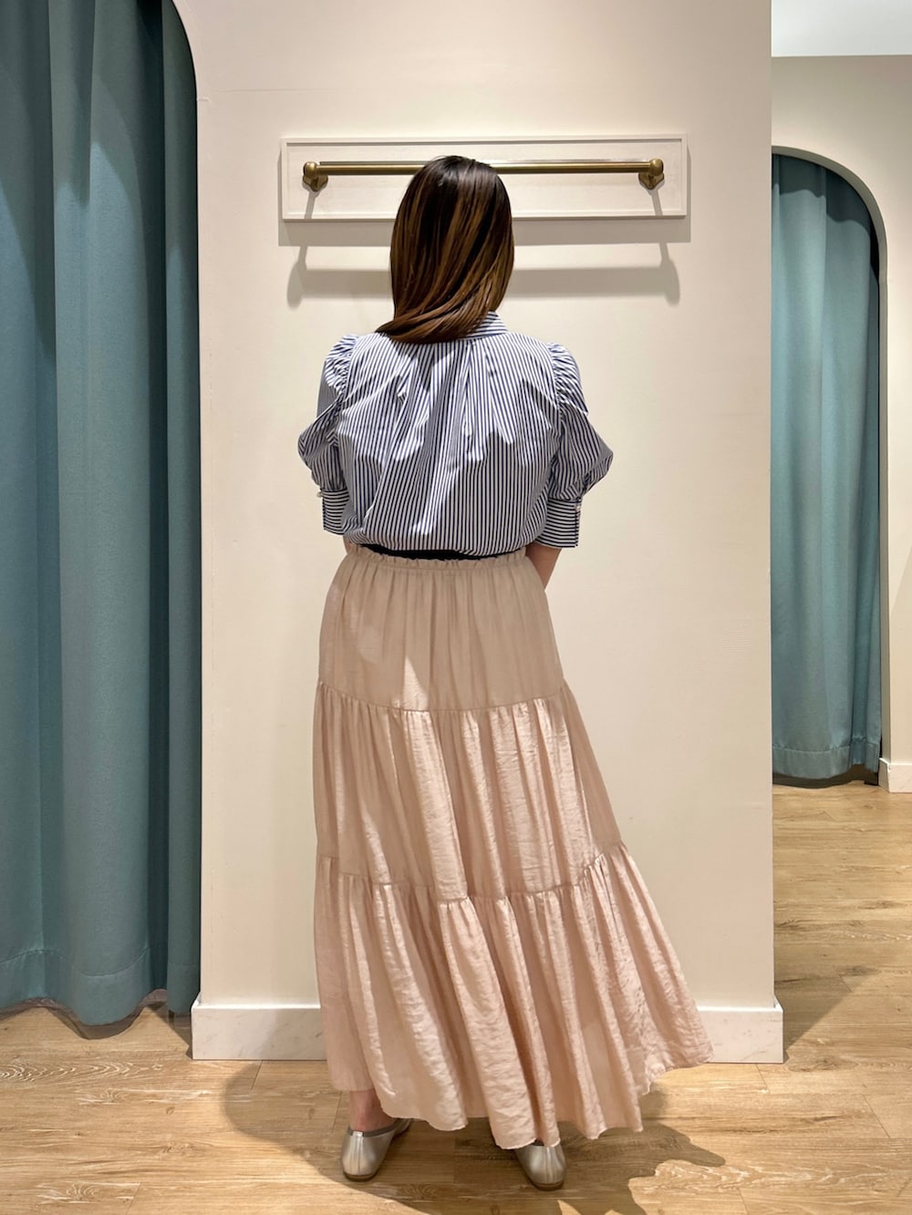 ブルー系のシャツ/ブラウス、ピンク系のスカート、ホワイト系のトートバッグを着用したレディースの夏コーディネートの4枚目の写真