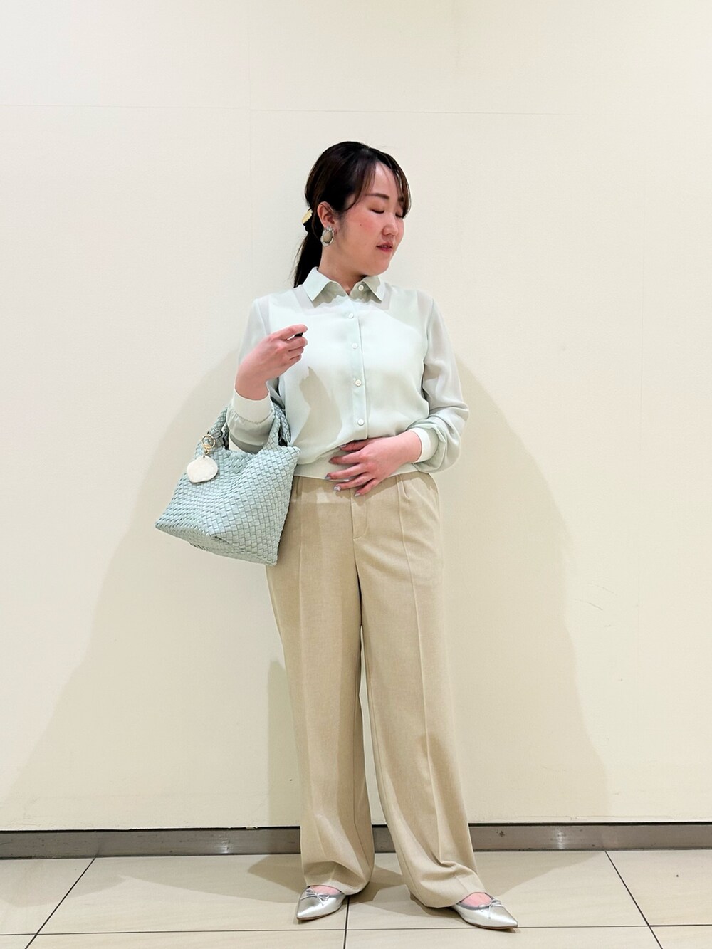 「ワイドパンツ、淡色コーデ、シンプルコーデ、きれいめカジュアル、休日スタイル、シアートップス、シャツスタイル、ラクチンコーデ、オトナ女子、オトナカジュアル、キレイめ、ママコーデ、お出かけコーデ、骨格ストレート、ぽっちゃり」｜「NOLLEY’Sのカフス裾リブシフォンシャツ（シャツ/ブラウス、グリーン系）」を使った、Hori.Aさん（骨格ストレート・レディース・158cm）の春コーディネートの8枚目の写真