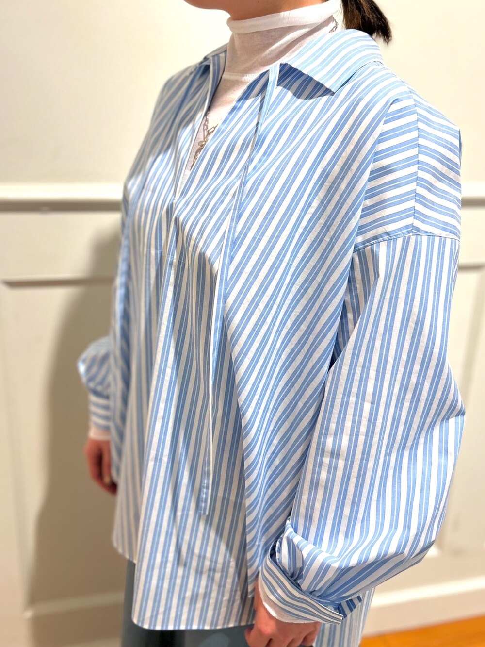 ブルー系のシャツ/ブラウス、ブルー系のスカート、ホワイト系のTシャツ/カットソーを着用したレディースの春コーディネートの10枚目の写真