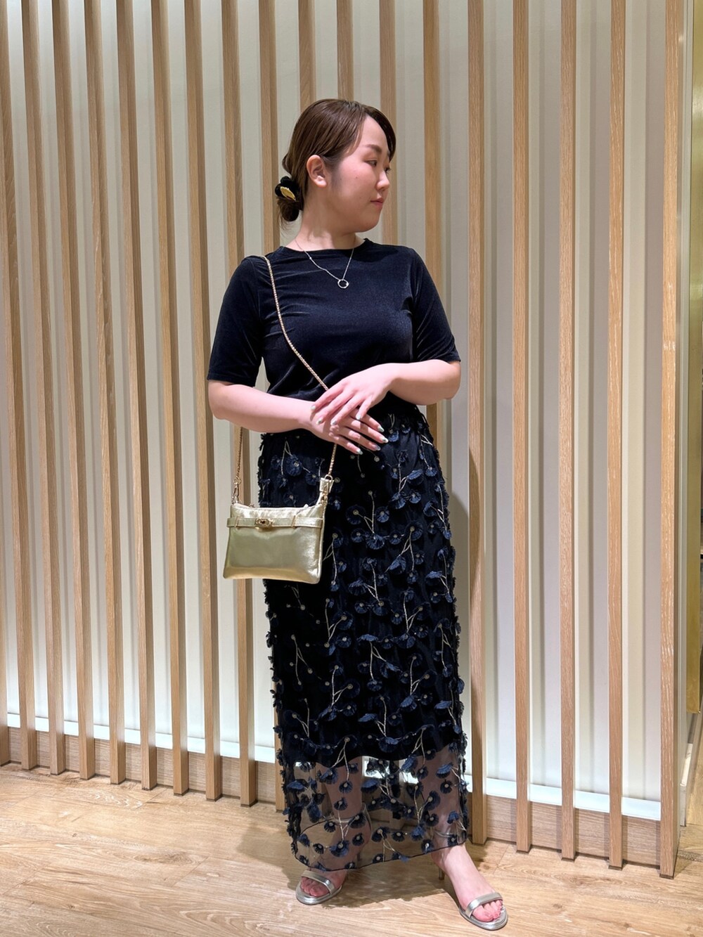 ブルー系のTシャツ/カットソー、ブルー系のスカート、ゴールド系のショルダーバッグを着用したレディースの秋コーディネートの5枚目の写真