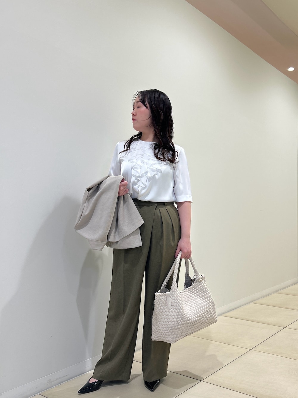 ベージュ系のテーラードジャケット、グリーン系のその他パンツ、ホワイト系のシャツ/ブラウスを着用したレディースの春コーディネートの5枚目の写真