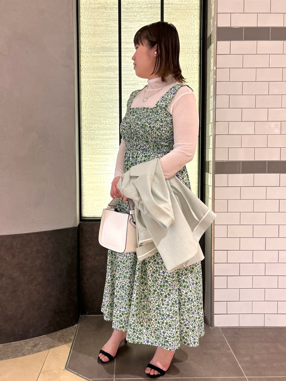 グリーン系のワンピース、ホワイト系のTシャツ/カットソー、グリーン系のテーラードジャケットを着用したレディースの春コーディネートの7枚目の写真