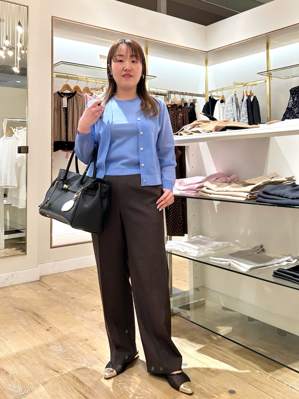 ブルー系のカーディガン/ボレロ、ブルー系のニット/セーター、ブラウン系のその他パンツを着用したレディースの秋コーディネートの7枚目の写真