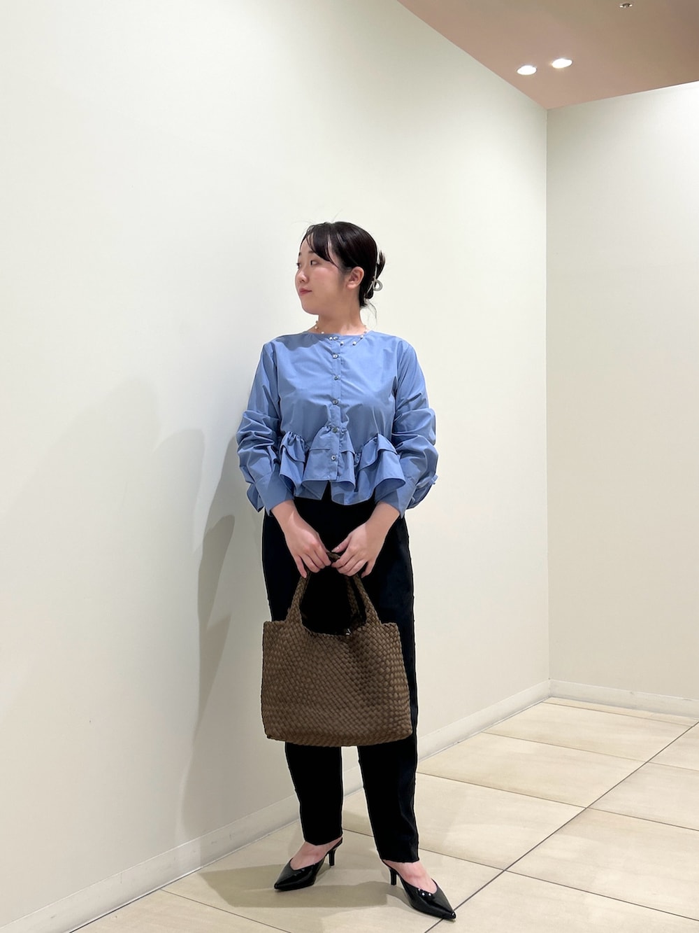 ブルー系のシャツ/ブラウス、ブラック系のその他パンツ、ブラウン系のトートバッグを着用したレディースの秋コーディネートの8枚目の写真