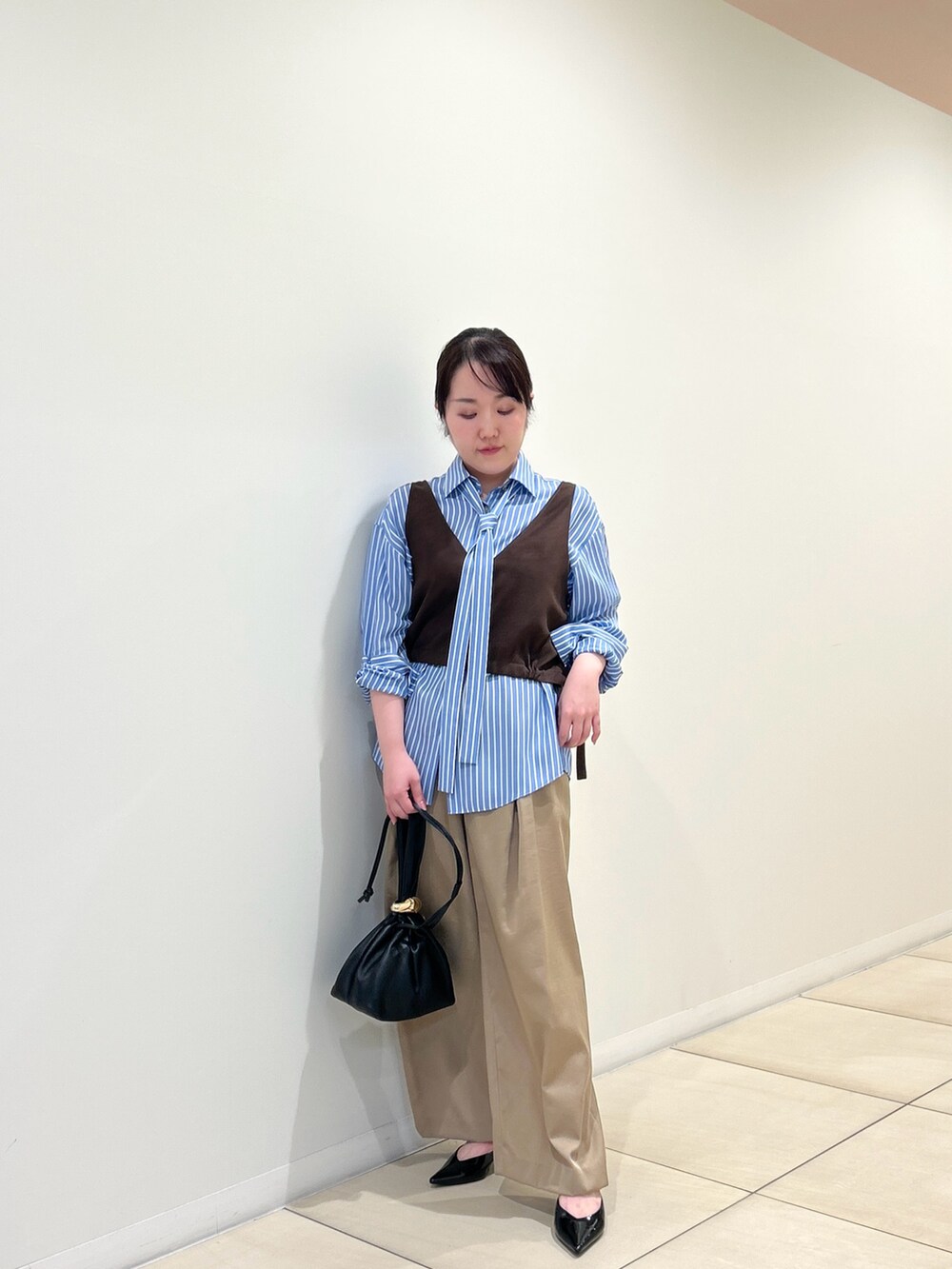 ブルー系のシャツ/ブラウス、ベージュ系のその他パンツ、ブラウン系のベストを着用したレディースの夏コーディネートの7枚目の写真
