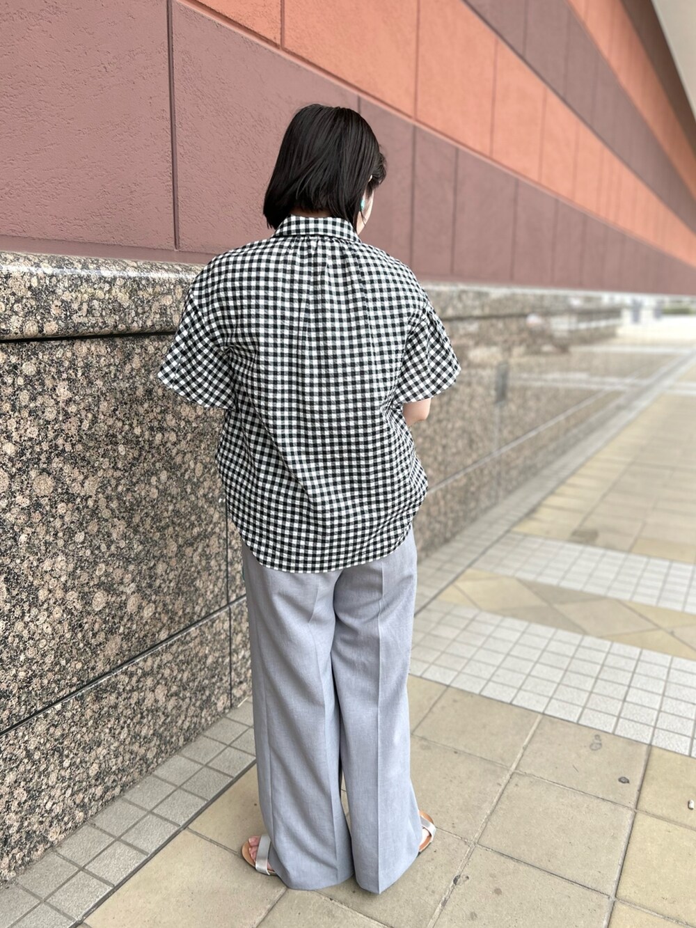 ブラック系のシャツ/ブラウス、グリーン系のボストンバッグ、グレー系のその他パンツを着用したレディースの夏コーディネートの4枚目の写真