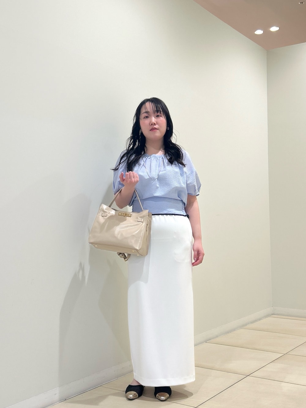ブルー系のシャツ/ブラウス、ホワイト系のスカート、ベージュ系のトートバッグを着用したレディースの夏コーディネートの10枚目の写真
