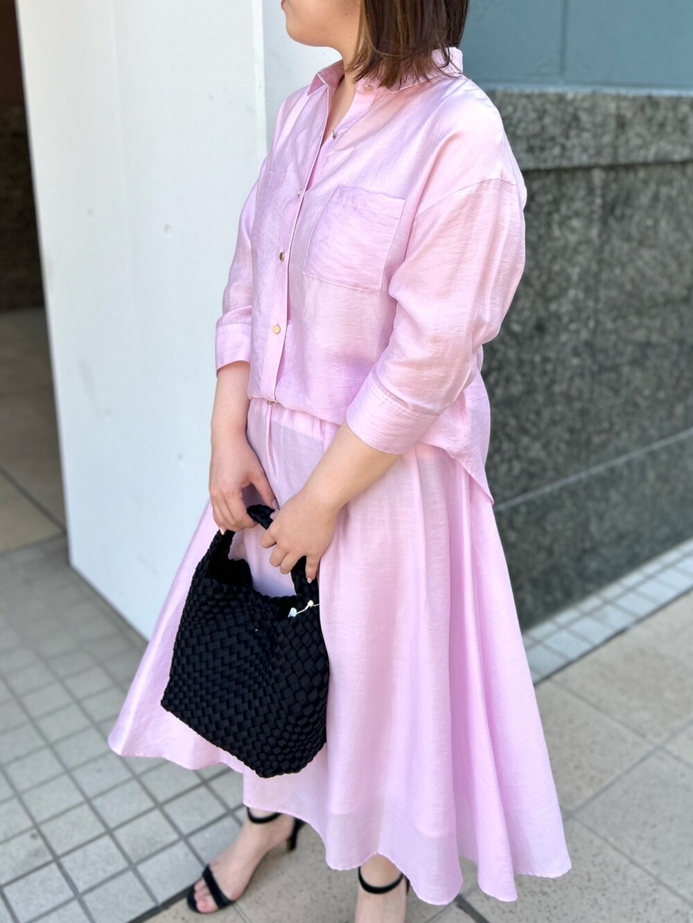 ピンク系のシャツ/ブラウス、ピンク系のスカート、ブラック系のショルダーバッグを着用したレディースの春コーディネートの10枚目の写真