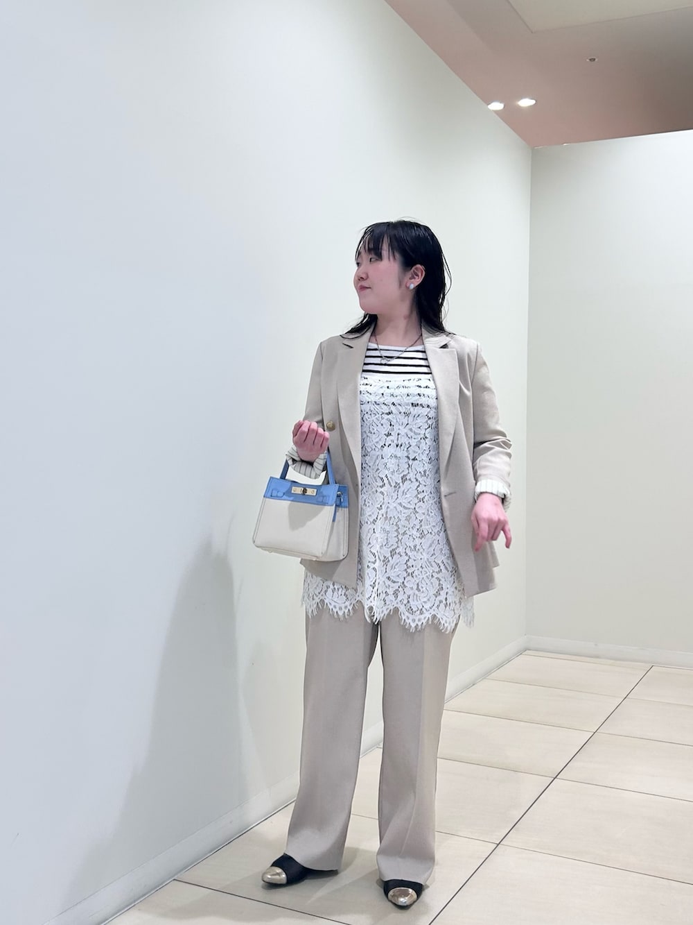 ベージュ系のテーラードジャケット、ベージュ系のその他パンツ、ホワイト系のニット/セーターを着用したレディースの春コーディネートの8枚目の写真