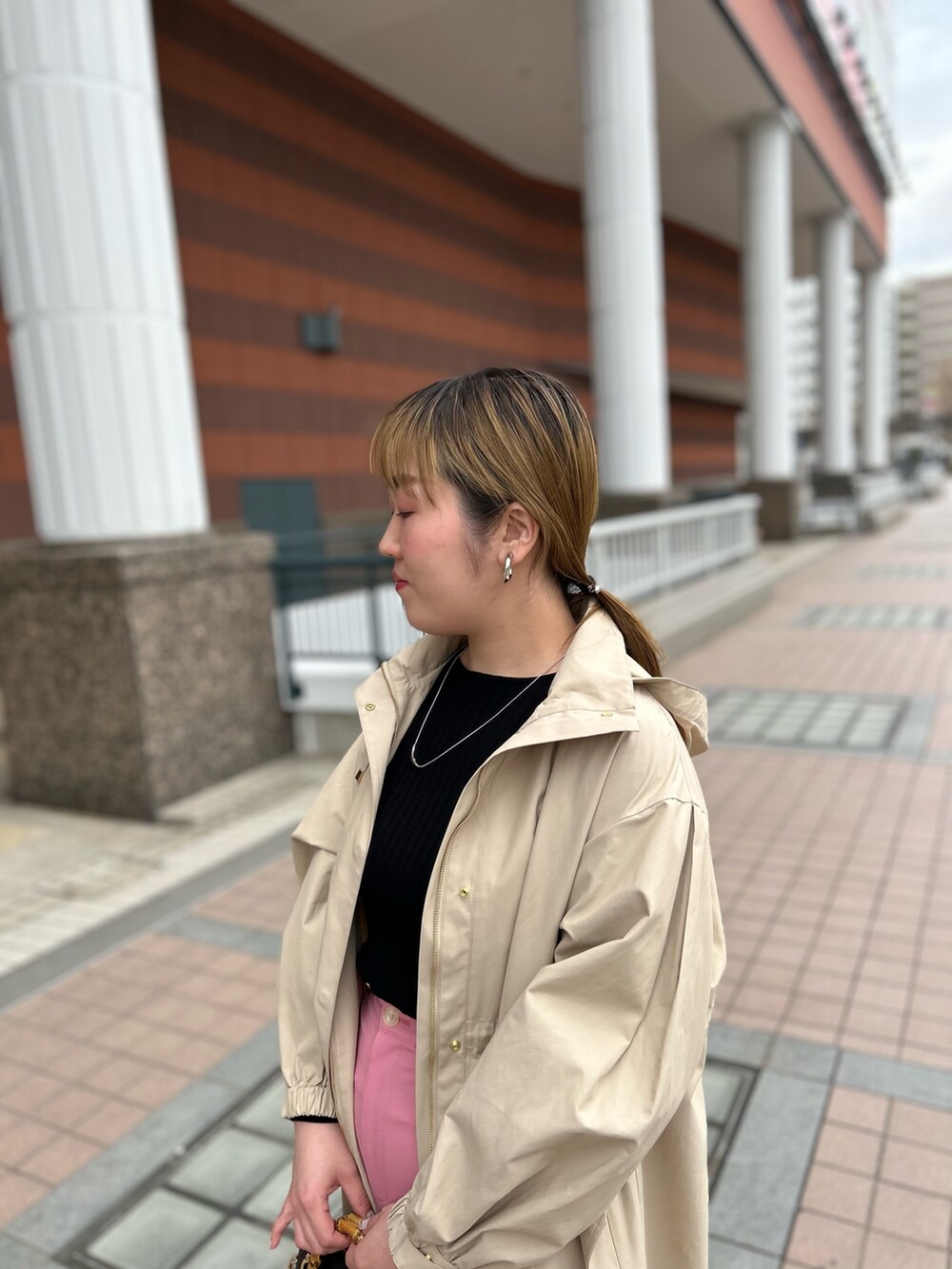 ベージュ系のその他アウター、ブラック系のニット/セーター、ピンク系のチノパンツを着用したレディースの春コーディネートの10枚目の写真