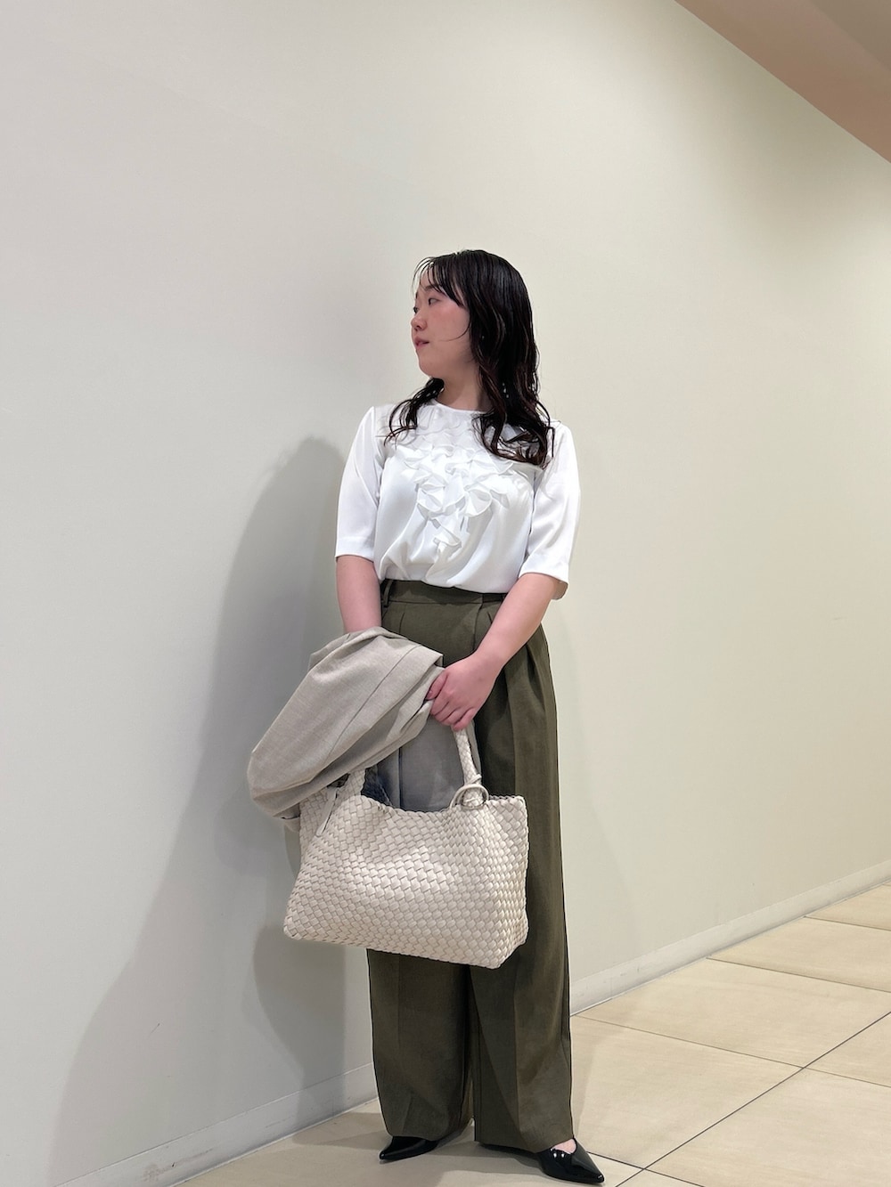 ベージュ系のテーラードジャケット、グリーン系のその他パンツ、ホワイト系のシャツ/ブラウスを着用したレディースの春コーディネートの8枚目の写真