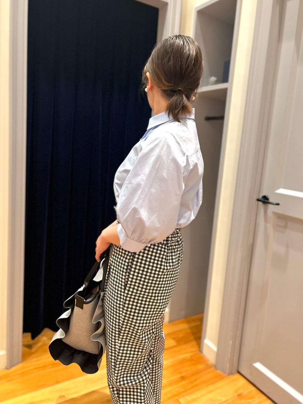 ブルー系のシャツ/ブラウス、ブラック系のその他パンツ、グレー系のトートバッグを着用したレディースの春コーディネートの9枚目の写真