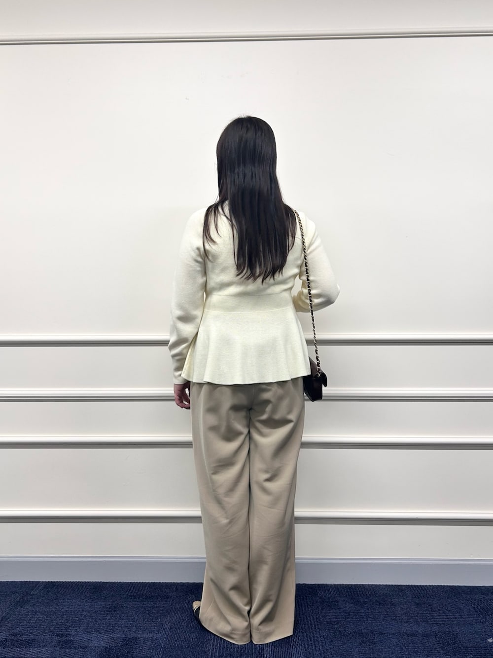 ホワイト系のカーディガン/ボレロ、ベージュ系のその他パンツ、ホワイト系のタンクトップを着用したレディースの秋コーディネートの3枚目の写真