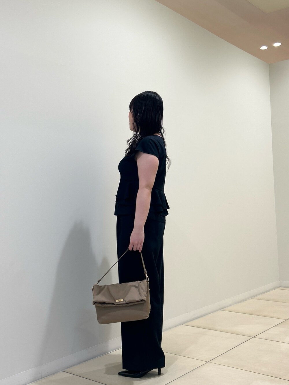 ブルー系のシャツ/ブラウス、ブルー系のその他パンツ、ベージュ系のショルダーバッグを着用したレディースの夏コーディネートの2枚目の写真