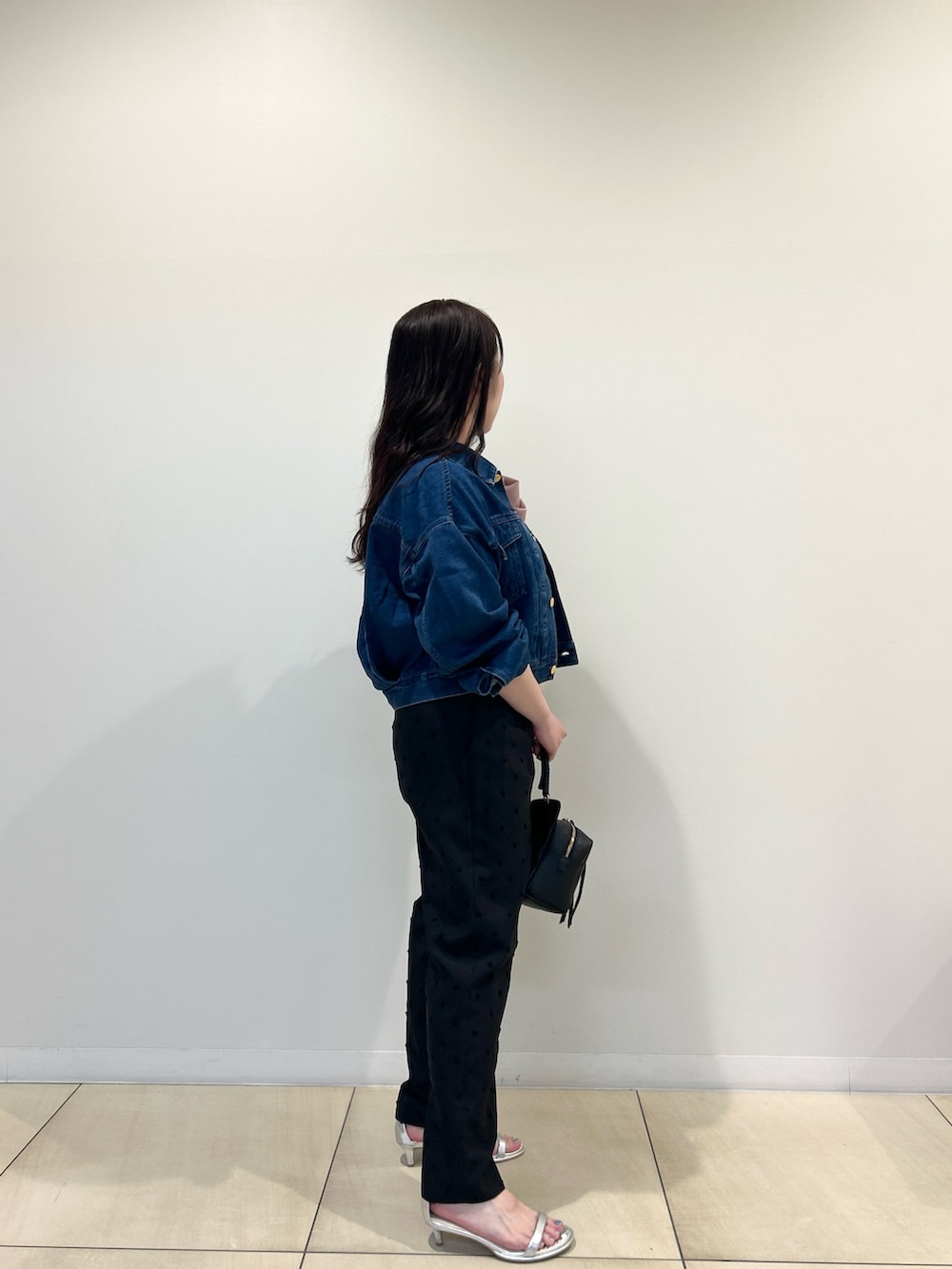 ブルー系のデニムジャケット、ピンク系のTシャツ/カットソー、ブラック系のその他パンツを着用したレディースの夏コーディネートの4枚目の写真