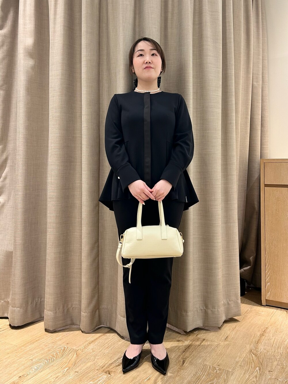 ブルー系のシャツ/ブラウス、ブルー系のその他パンツ、ホワイト系のボストンバッグを着用したレディースの春コーディネートの9枚目の写真