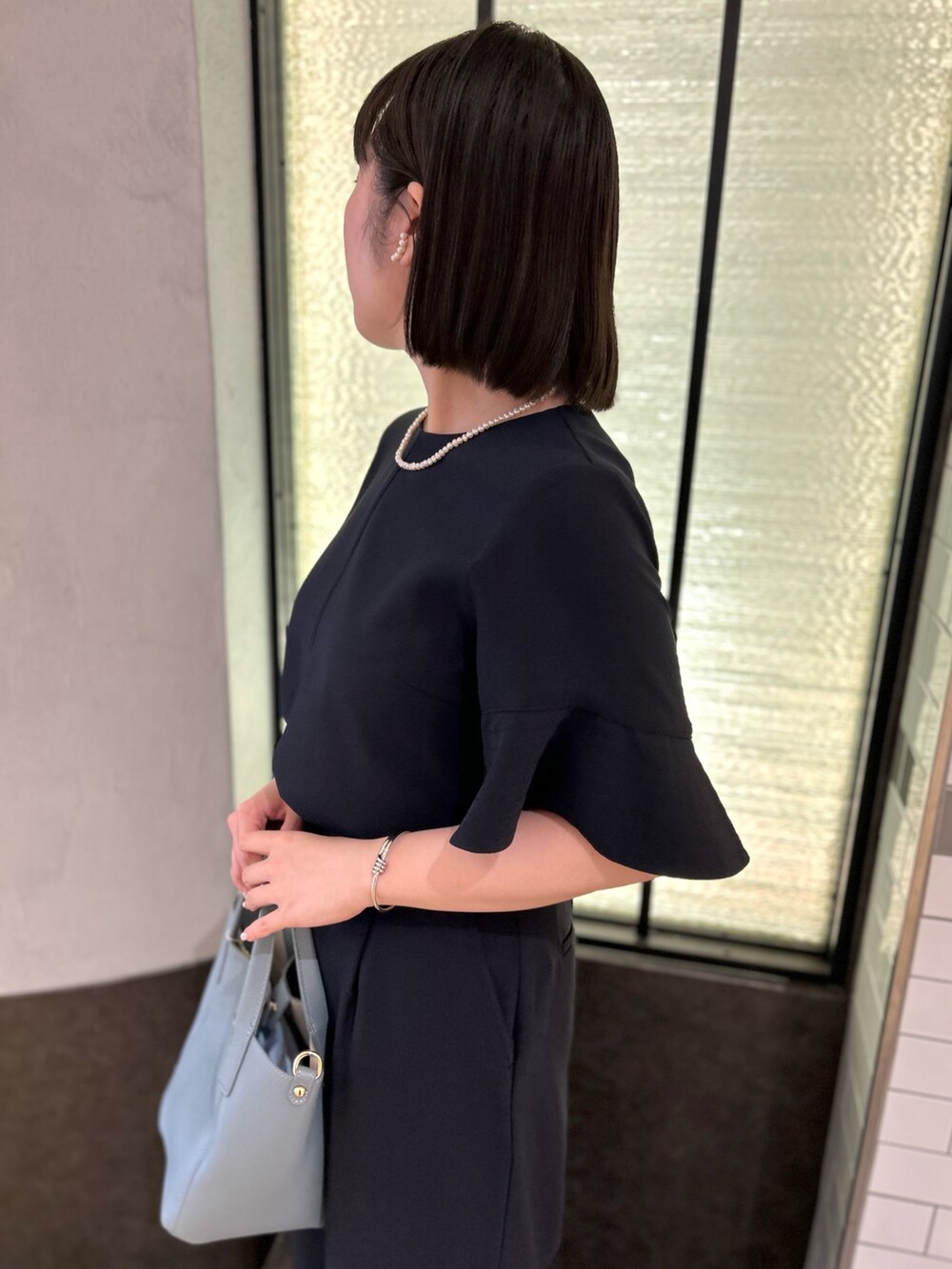 ブルー系のシャツ/ブラウス、ブルー系のトートバッグ、ブルー系のその他パンツを着用したレディースの夏コーディネートの9枚目の写真