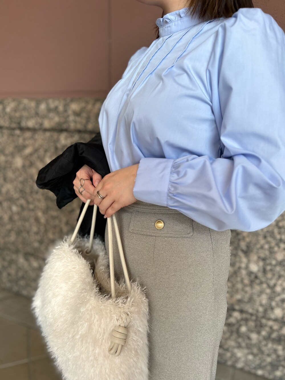 ブルー系のシャツ/ブラウス、ベージュ系のスカート、ブラック系のブルゾンを着用したレディースの秋コーディネートの8枚目の写真