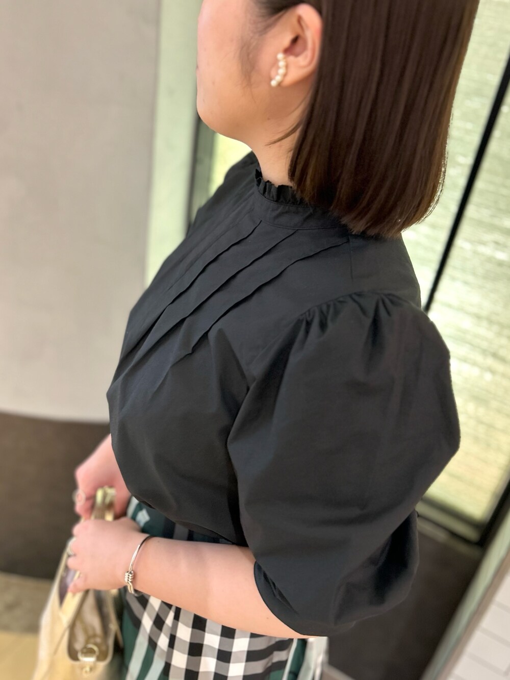 ブラック系のシャツ/ブラウス、グリーン系のスカート、ホワイト系のトートバッグを着用したレディースの夏コーディネートの9枚目の写真