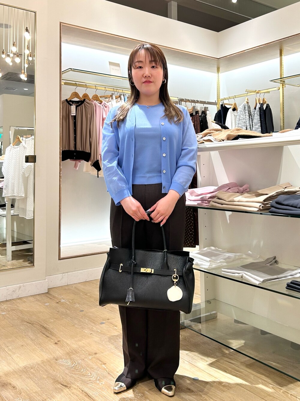 ブルー系のカーディガン/ボレロ、ブルー系のニット/セーター、ブラウン系のその他パンツを着用したレディースの秋コーディネートの6枚目の写真