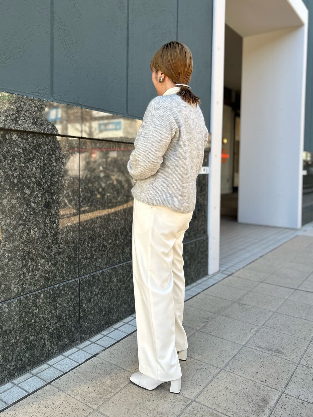 グレー系のカーディガン/ボレロ、ホワイト系のTシャツ/カットソー、ホワイト系のその他パンツを着用したレディースの冬コーディネートの5枚目の写真