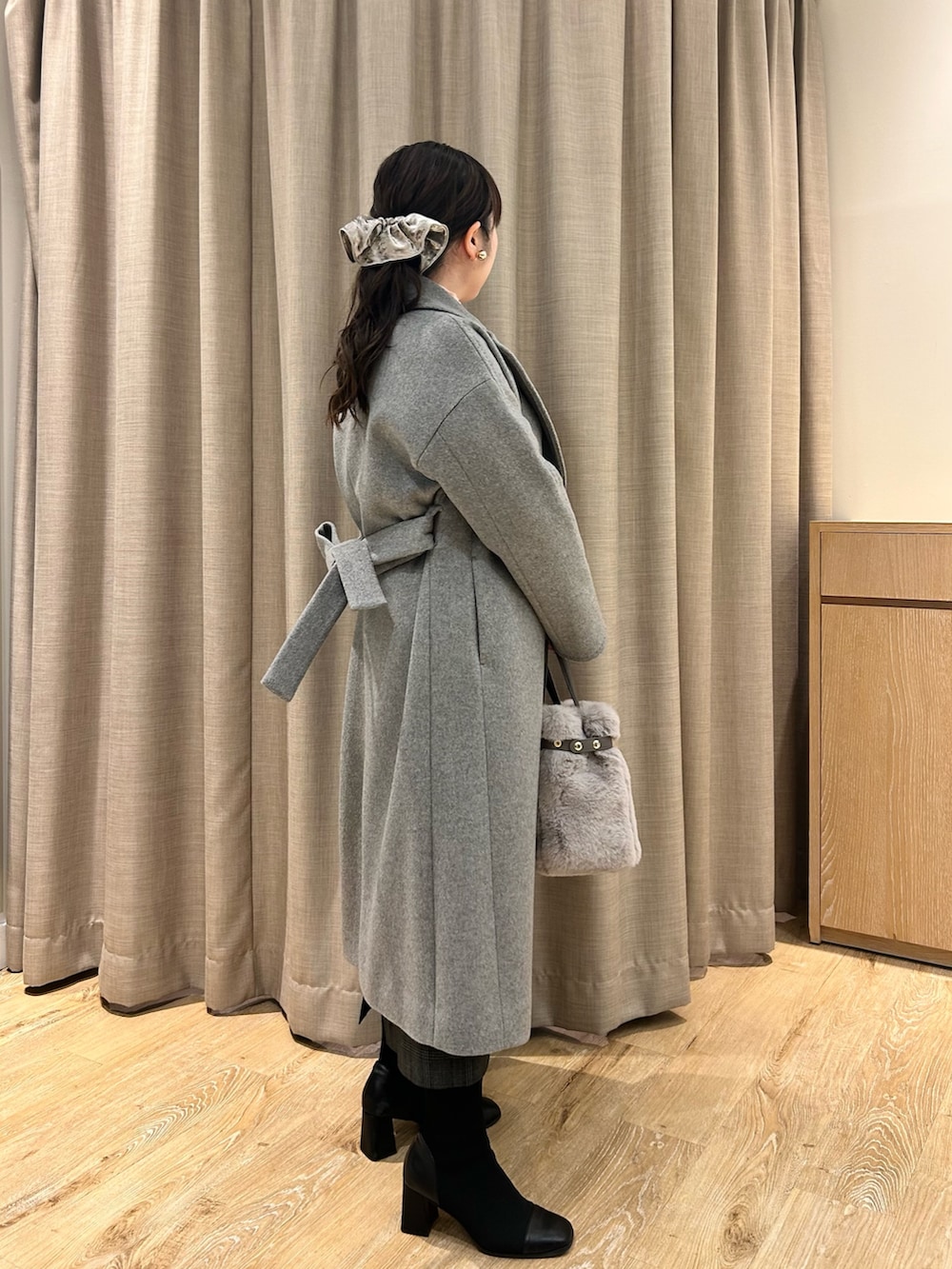 グレー系のその他アウター、ピンク系のニット/セーター、ブラック系のスカートを着用したレディースの冬コーディネートの4枚目の写真