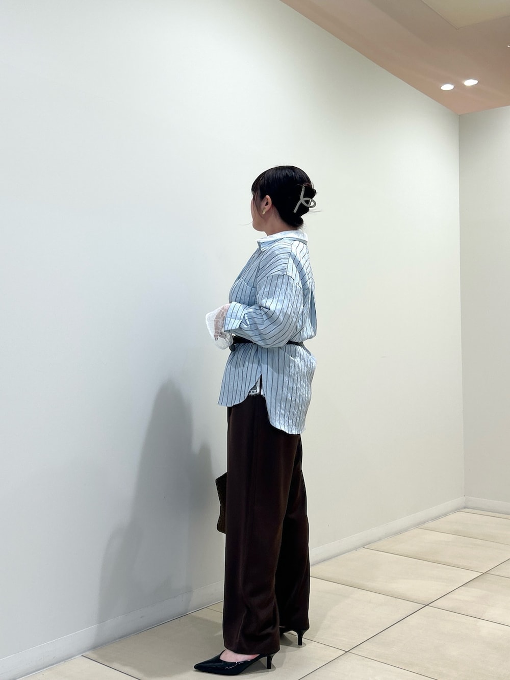 ブルー系のシャツ/ブラウス、ブラウン系のその他パンツ、ホワイト系のシャツ/ブラウスを着用したレディースの秋コーディネートの2枚目の写真