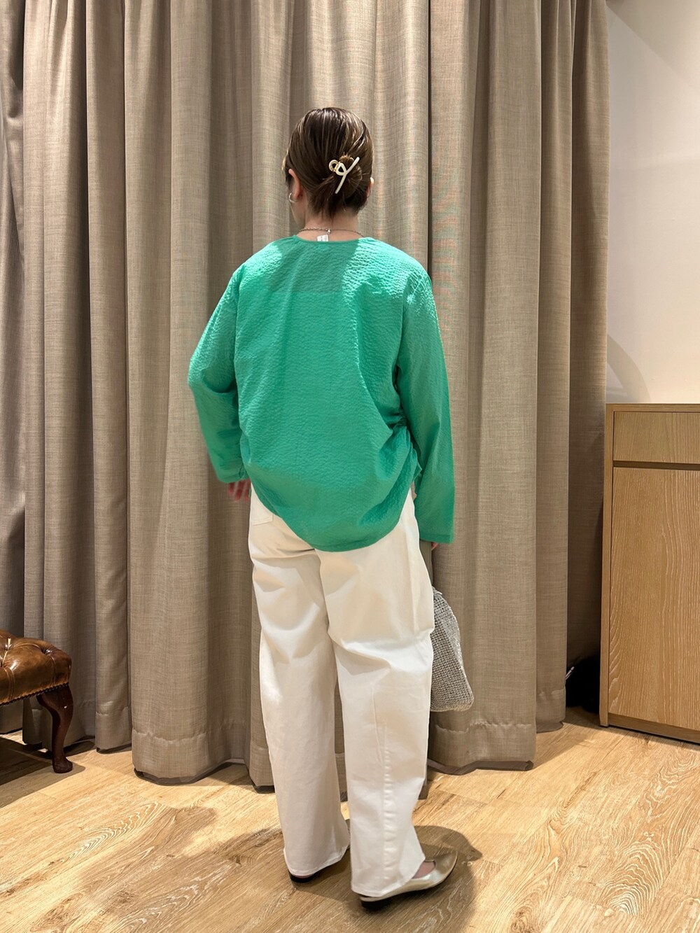 グリーン系のシャツ/ブラウス、ホワイト系のタンクトップ、ホワイト系のデニムパンツを着用したレディースの春コーディネートの3枚目の写真