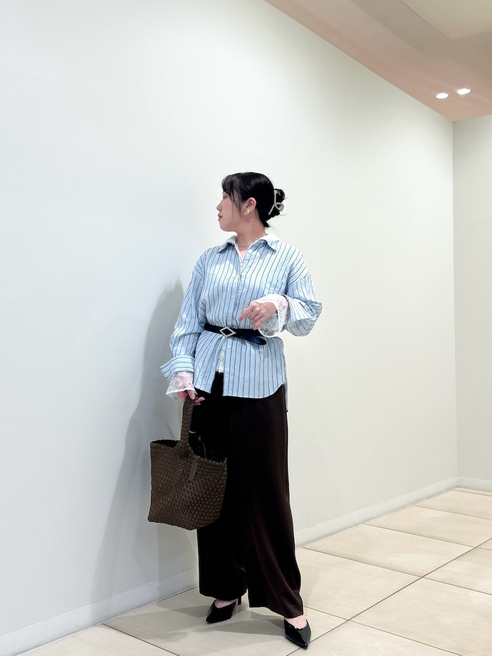 ブルー系のシャツ/ブラウス、ブラウン系のその他パンツ、ホワイト系のシャツ/ブラウスを着用したレディースの秋コーディネートの6枚目の写真