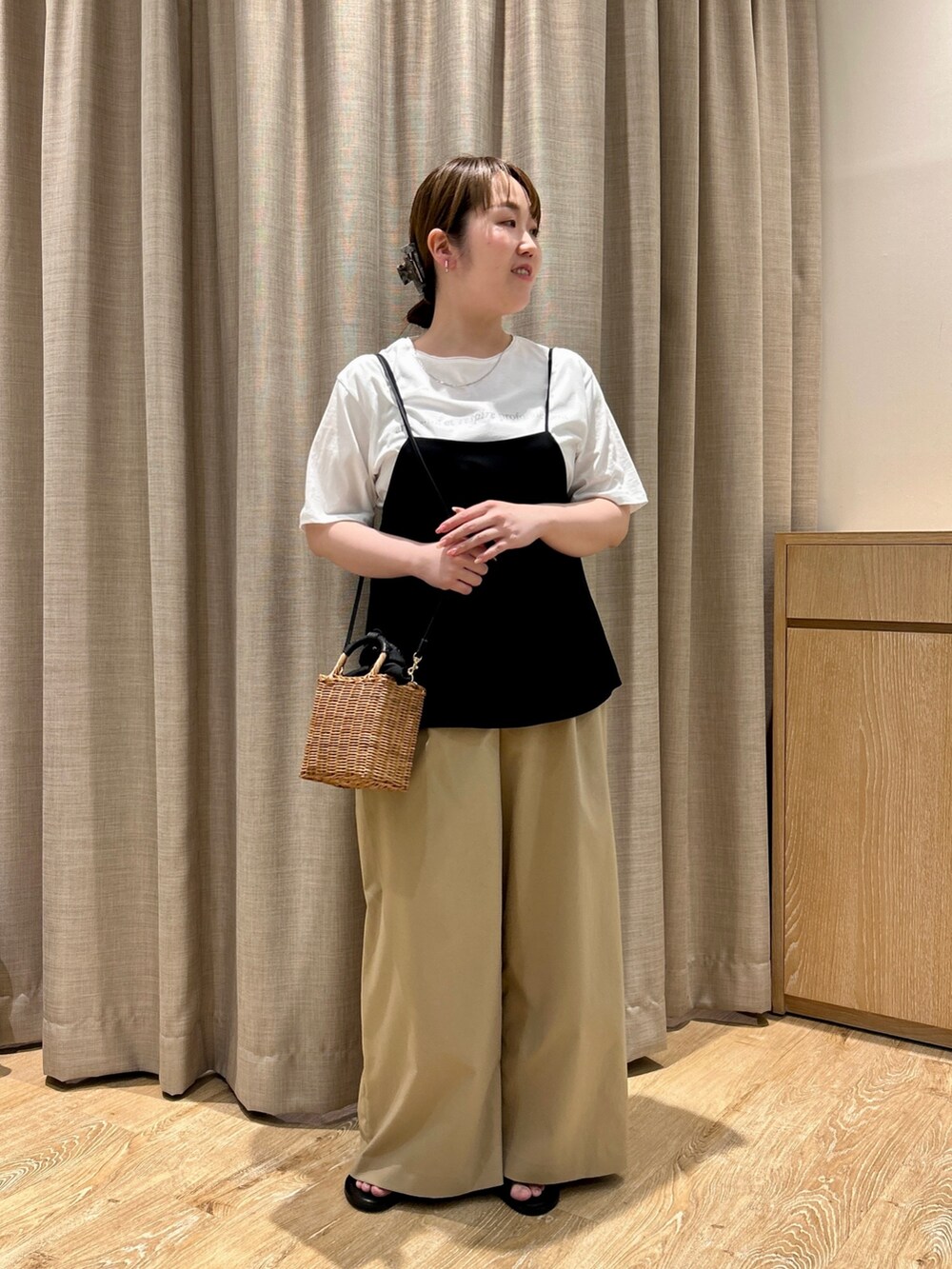 ホワイト系のTシャツ/カットソー、ブラック系のキャミソール、ベージュ系のその他パンツを着用したレディースの春コーディネートの2枚目の写真
