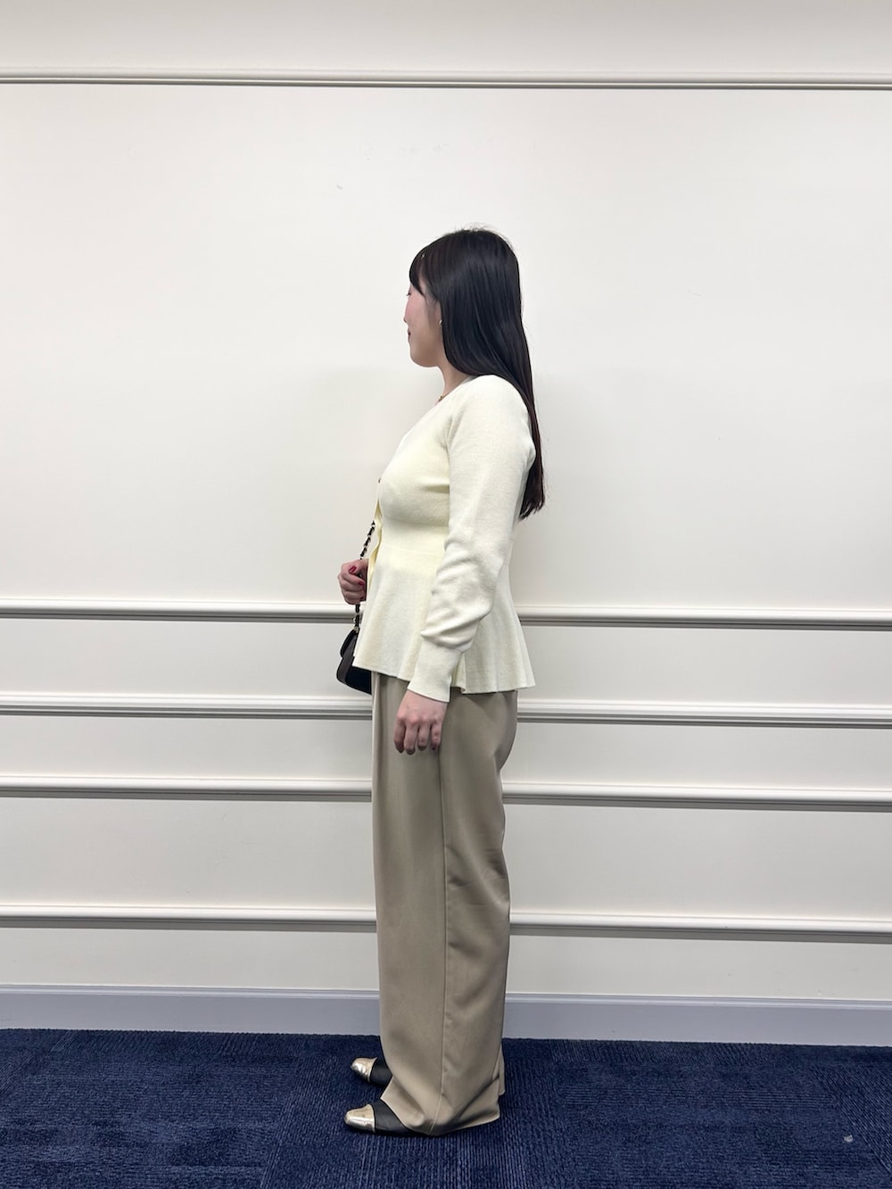 ホワイト系のカーディガン/ボレロ、ベージュ系のその他パンツ、ホワイト系のタンクトップを着用したレディースの秋コーディネートの2枚目の写真