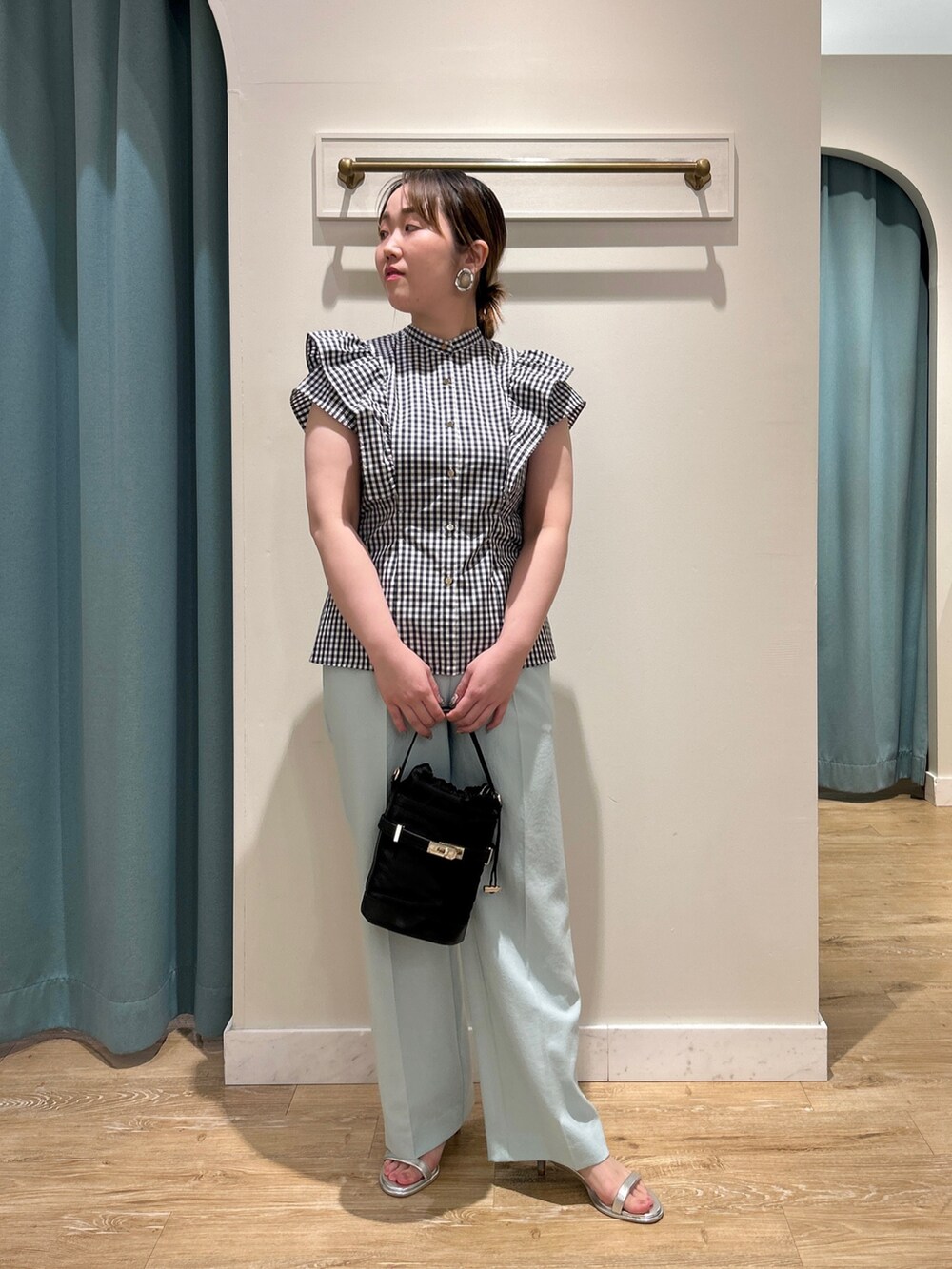 ブルー系のシャツ/ブラウス、グリーン系のその他パンツ、ブラック系のショルダーバッグを着用したレディースの夏コーディネートの9枚目の写真