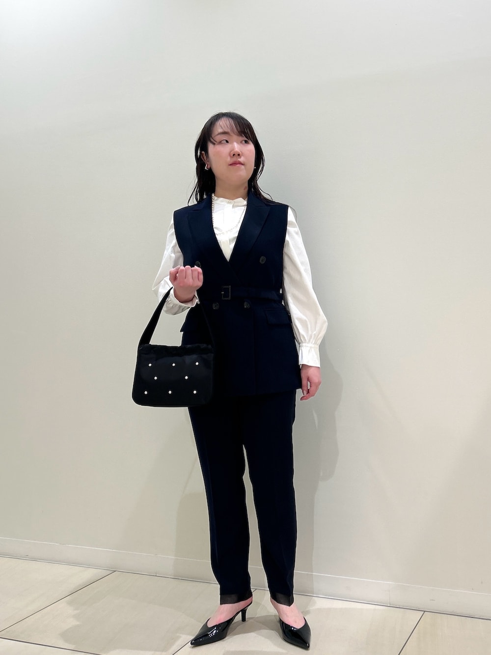 ブルー系のベスト、ブルー系のその他パンツ、ホワイト系のシャツ/ブラウスを着用したレディースの春コーディネートの7枚目の写真