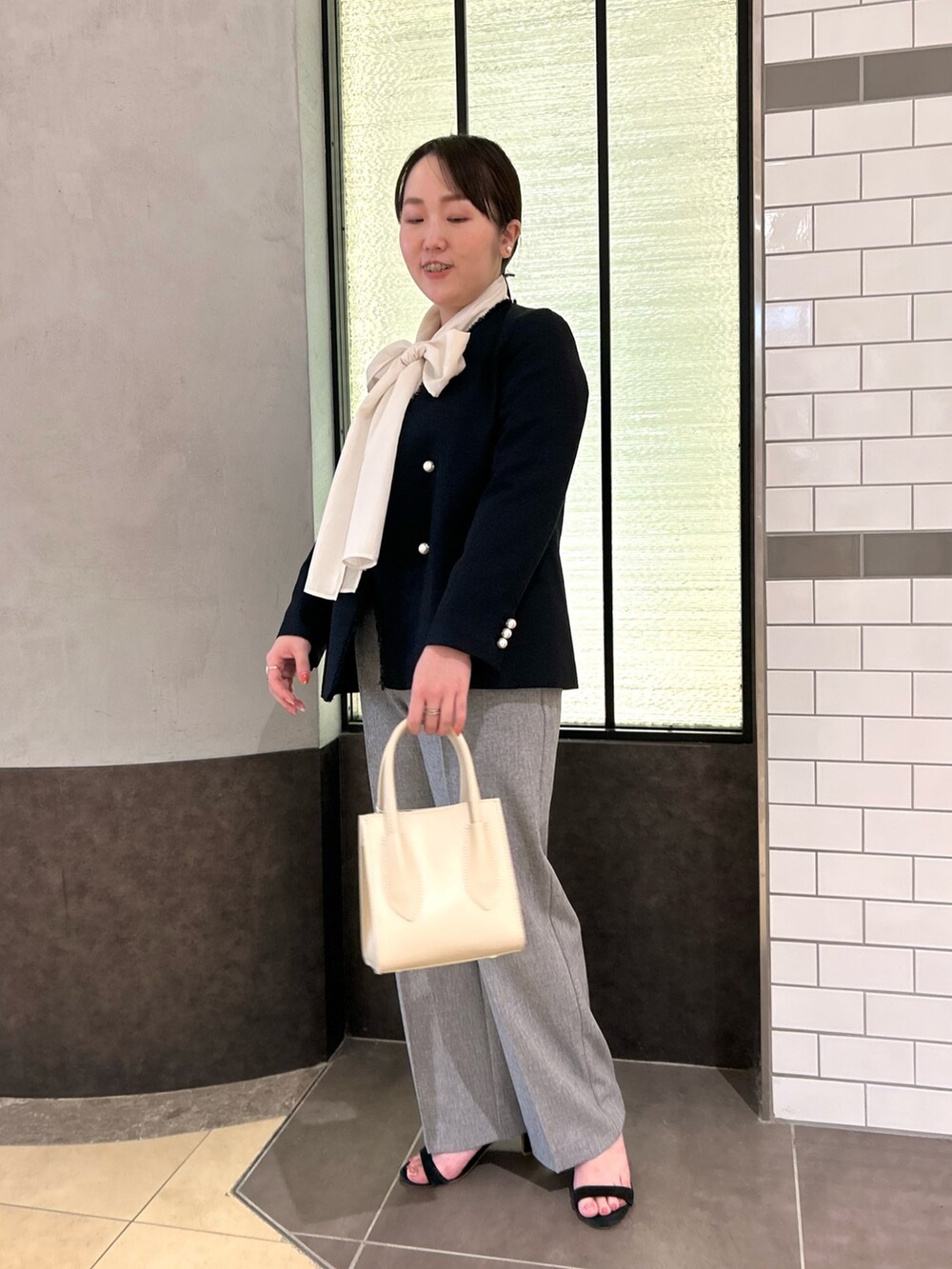 ブルー系のノーカラージャケット、ホワイト系のシャツ/ブラウス、グレー系のその他パンツを着用したレディースの秋コーディネートの7枚目の写真