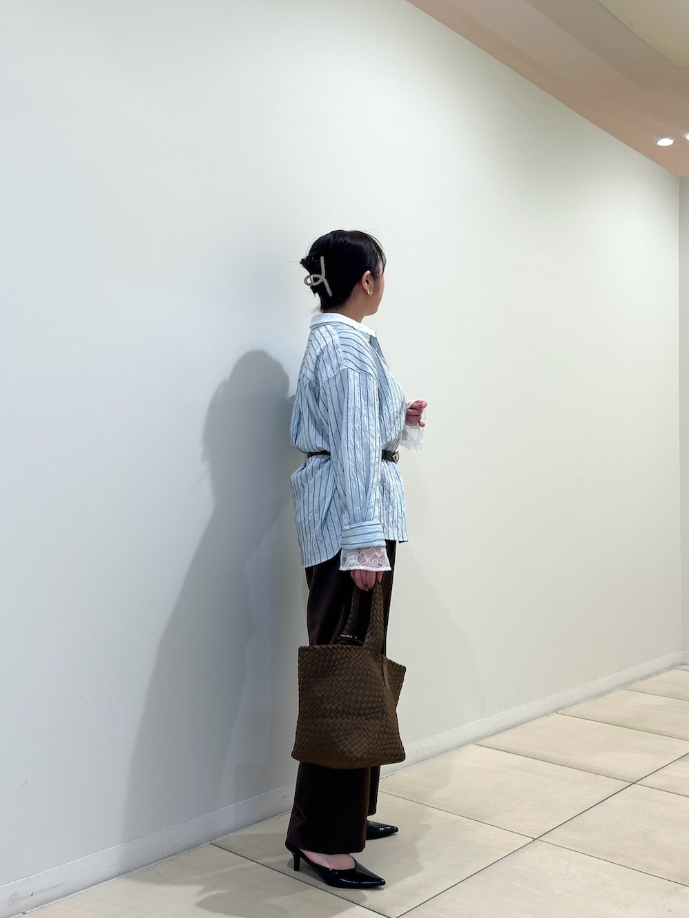 ブルー系のシャツ/ブラウス、ブラウン系のその他パンツ、ホワイト系のシャツ/ブラウスを着用したレディースの秋コーディネートの4枚目の写真