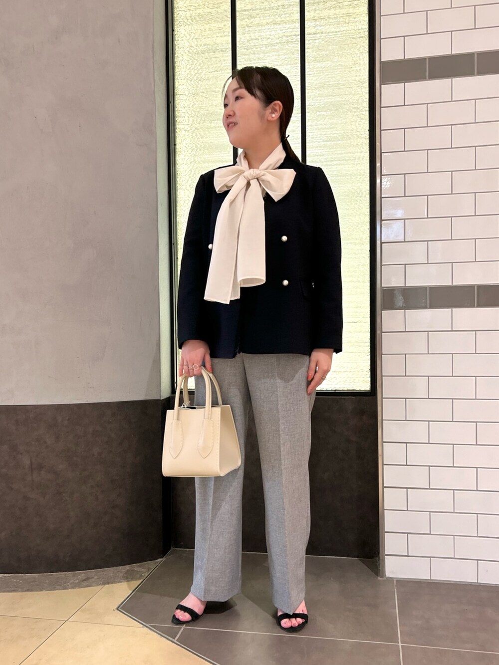 ブルー系のノーカラージャケット、ホワイト系のシャツ/ブラウス、グレー系のその他パンツを着用したレディースの秋コーディネートの5枚目の写真