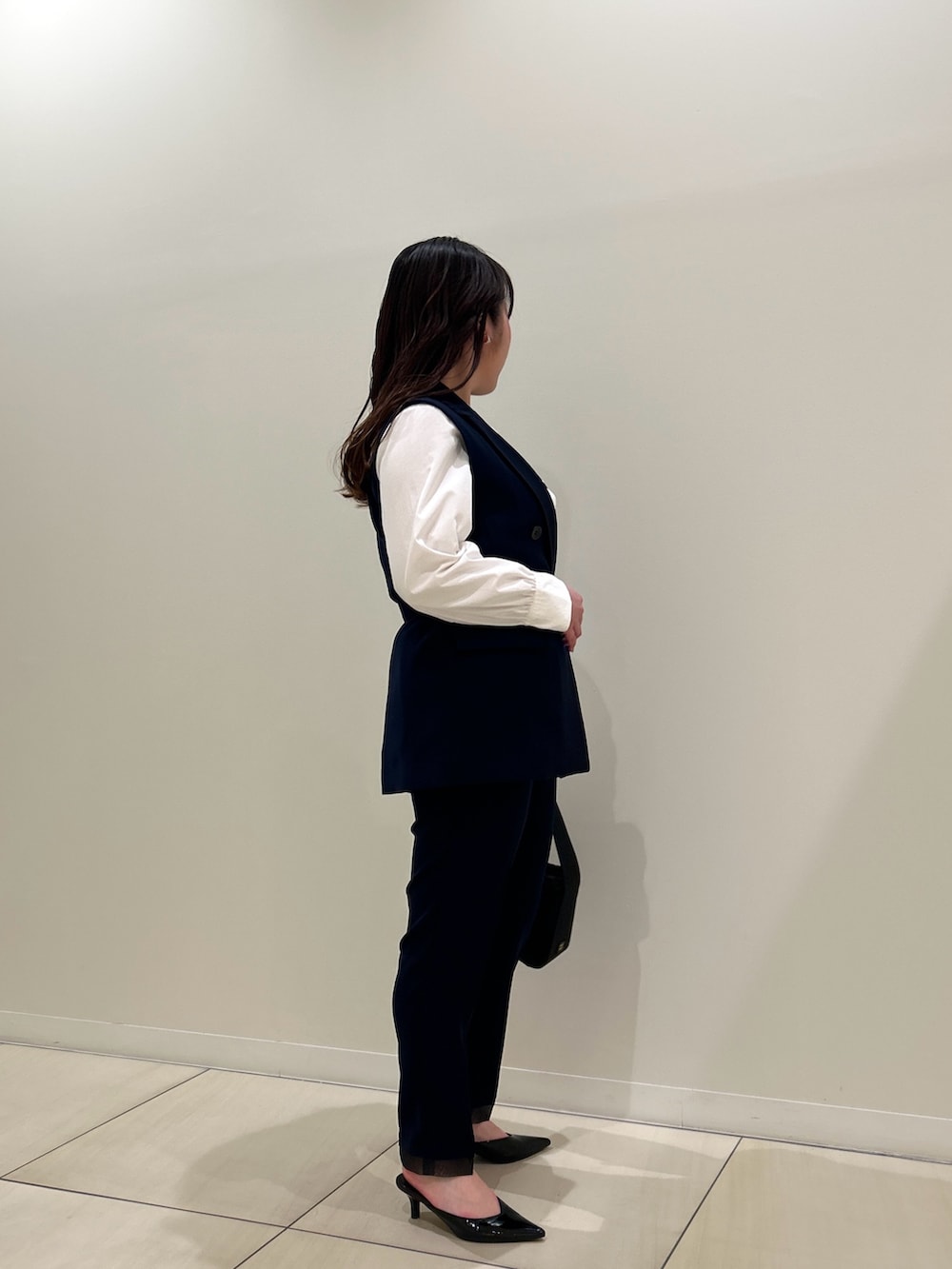 ブルー系のベスト、ブルー系のその他パンツ、ホワイト系のシャツ/ブラウスを着用したレディースの春コーディネートの4枚目の写真