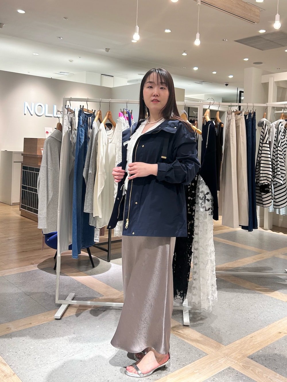 ホワイト系のカーディガン/ボレロ、グリーン系のスカート、ブルー系のブルゾンを着用したレディースの春コーディネートの5枚目の写真