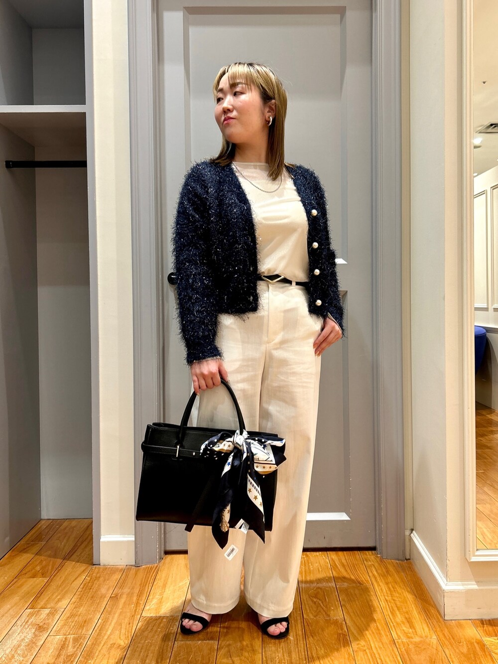 ブルー系のカーディガン/ボレロ、ホワイト系のチノパンツ、ベージュ系のTシャツ/カットソーを着用したレディースの春コーディネートの9枚目の写真