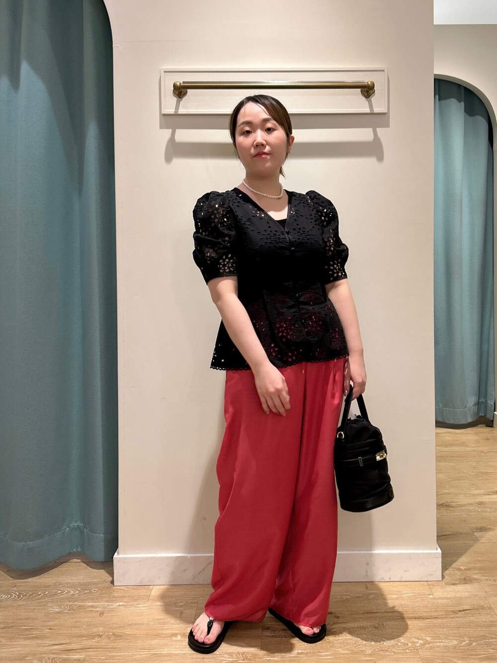 ブラック系のシャツ/ブラウス、ブラック系のタンクトップ、ピンク系のその他パンツを着用したレディースの夏コーディネートの9枚目の写真