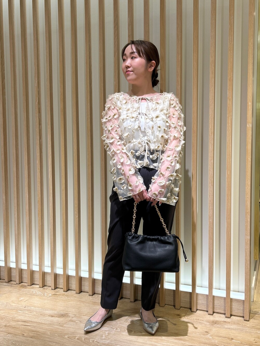 ホワイト系のシャツ/ブラウス、グレー系のその他パンツ、ホワイト系のタンクトップを着用したレディースの秋コーディネートの7枚目の写真