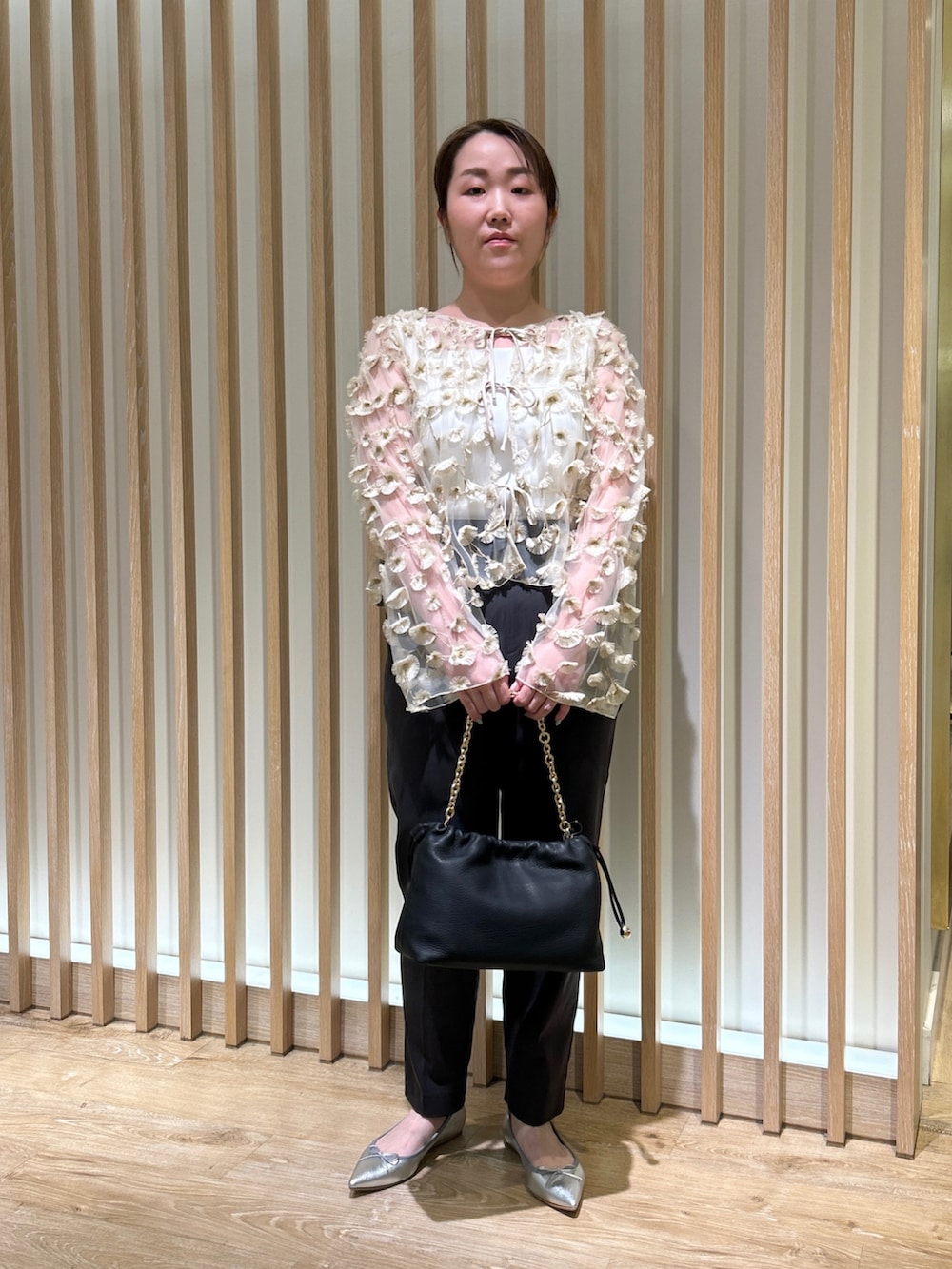 ホワイト系のシャツ/ブラウス、グレー系のその他パンツ、ホワイト系のタンクトップを着用したレディースの秋コーディネートの6枚目の写真