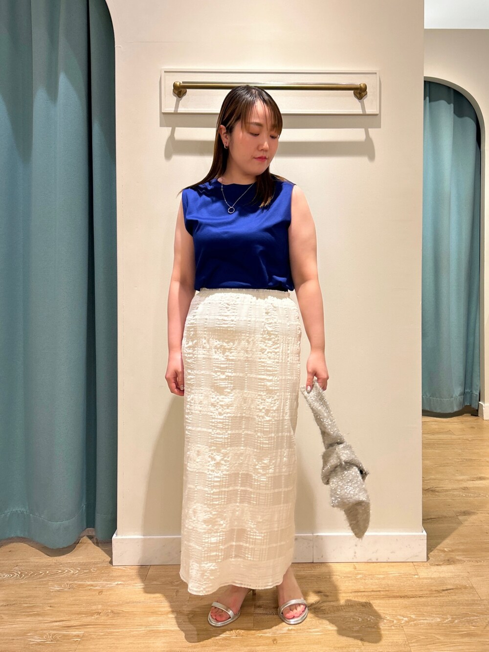 ブルー系のTシャツ/カットソー、ホワイト系のスカート、ベージュ系のバックパック/リュックを着用したレディースの夏コーディネートの9枚目の写真