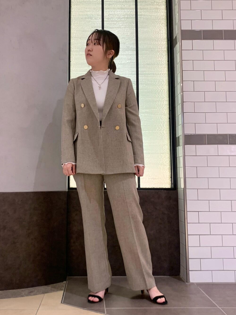 ベージュ系のベスト、ベージュ系のその他パンツ、ホワイト系のTシャツ/カットソーを着用したレディースの冬コーディネートの6枚目の写真
