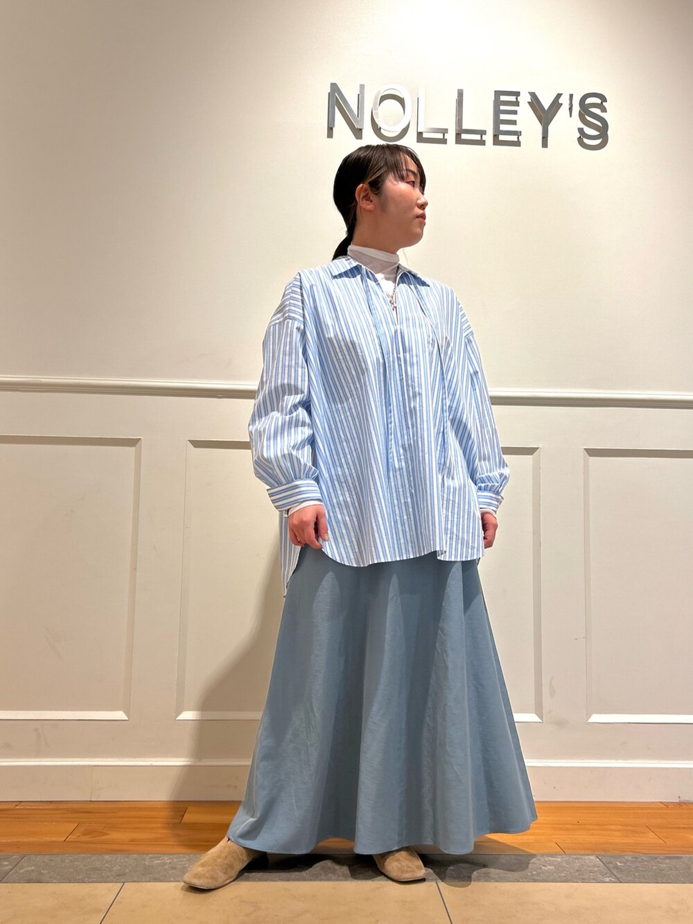 ブルー系のシャツ/ブラウス、ブルー系のスカート、ホワイト系のTシャツ/カットソーを着用したレディースの春コーディネートの5枚目の写真