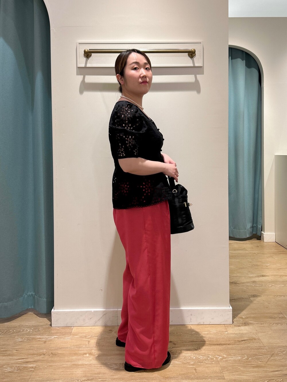 ブラック系のシャツ/ブラウス、ブラック系のタンクトップ、ピンク系のその他パンツを着用したレディースの夏コーディネートの4枚目の写真