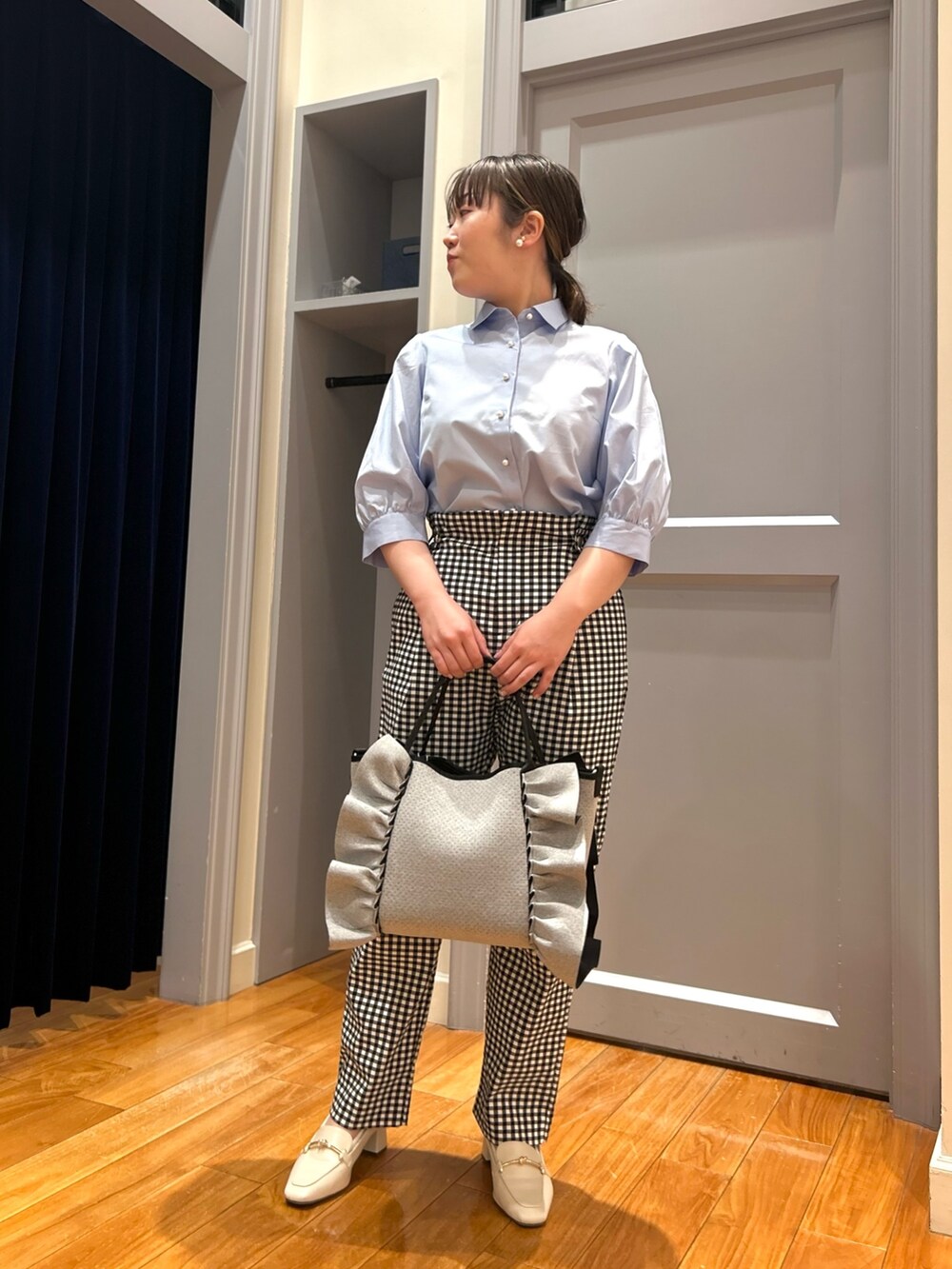 ブルー系のシャツ/ブラウス、ブラック系のその他パンツ、グレー系のトートバッグを着用したレディースの春コーディネートの5枚目の写真