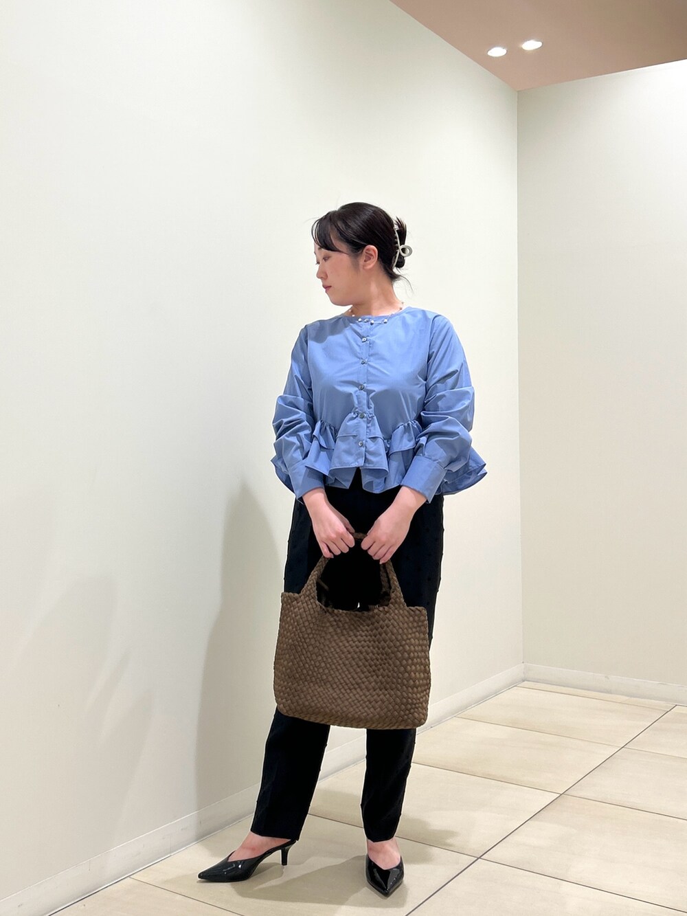 ブルー系のシャツ/ブラウス、ブラック系のその他パンツ、ブラウン系のトートバッグを着用したレディースの秋コーディネートの10枚目の写真