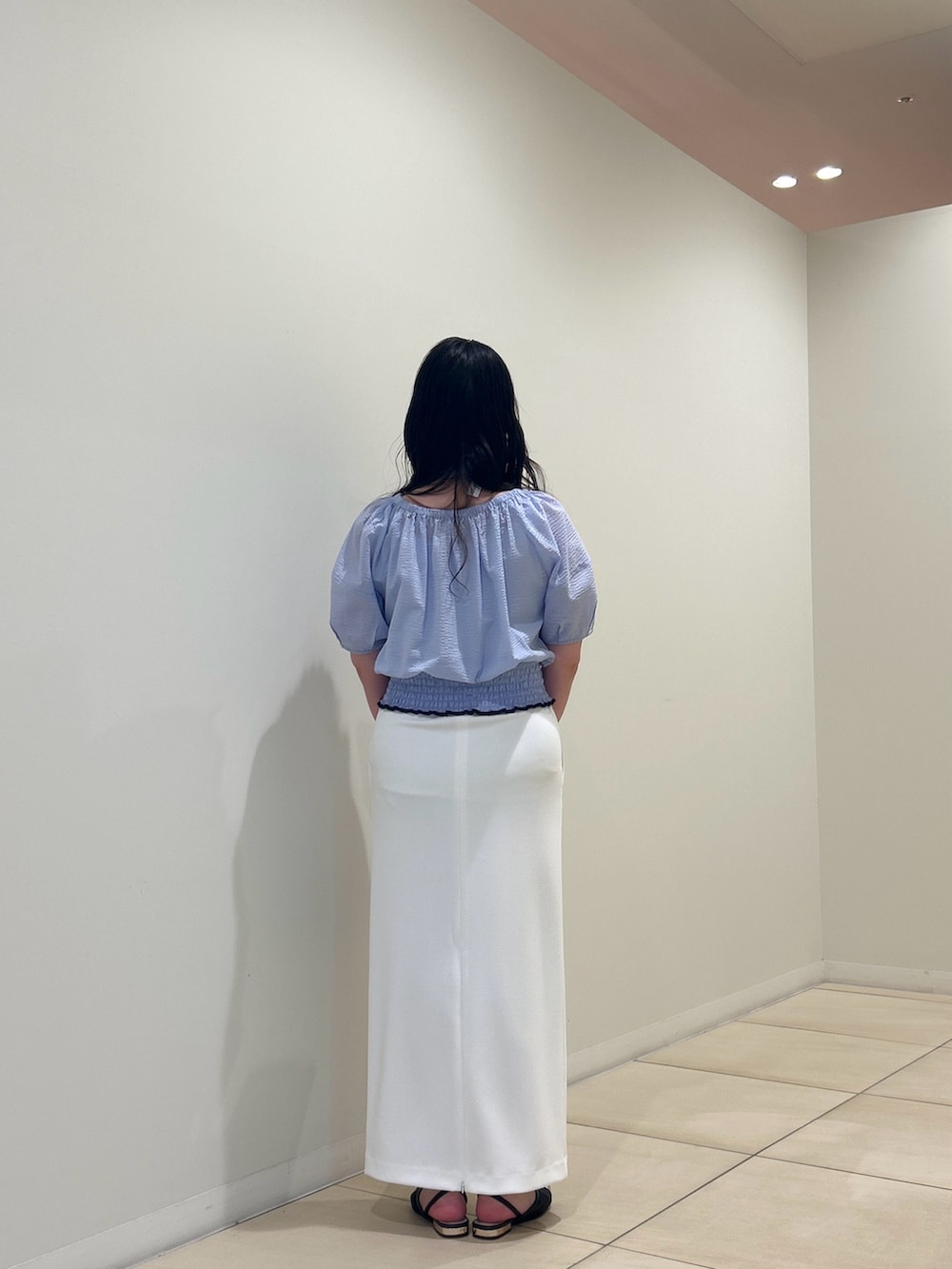 ブルー系のシャツ/ブラウス、ホワイト系のスカート、ベージュ系のトートバッグを着用したレディースの夏コーディネートの3枚目の写真